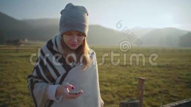在日落时分，年轻的女士在大自然中使用智能<strong>手机</strong>户外<strong>活动</strong>